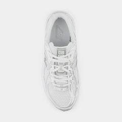 740 Grade School Running Shoes (Silver Metallic/White)